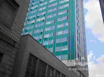 Высотные работы: установка на фасаде здания защитных коробов 30 шт