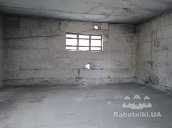 Бетонный пол в производственном помещении, около 80 кв.м.