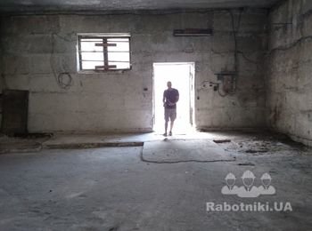 Бетонный пол в производственном помещении, около 80 кв.м.
