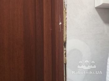 Домашний мастер для установки наличников