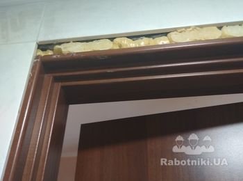 Домашний мастер для установки наличников
