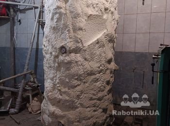 Вынести тяжелый котел из подвала во двор
