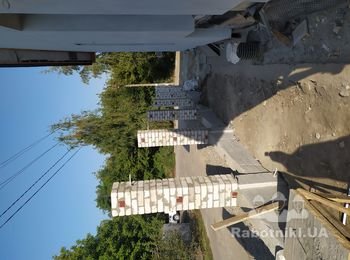 Штукатурка кирпичных столбов забора, и облицовка плиткой