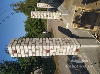Штукатурка кирпичных столбов забора, и облицовка плиткой