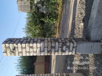 Штукатурка кирпичных столбов забора, и облицовка плиткой
