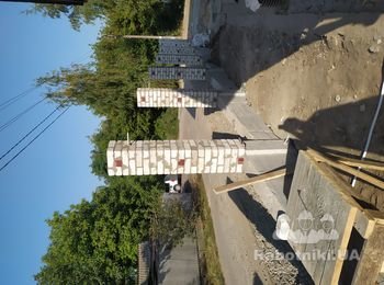 Штукатурка кирпичных столбов забора, и облицовка плиткой