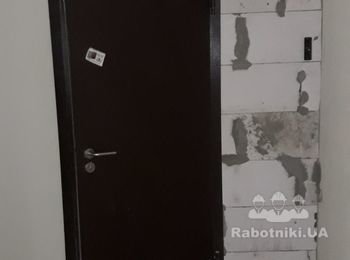 Перегородка из газоблока ( штукатурка) и установка двери в тамбуре