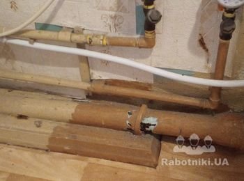 Демонтаж канализации, чугунная труба на кухне