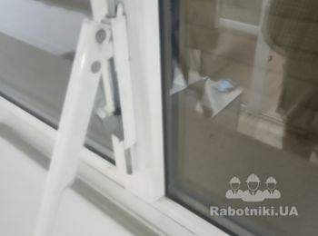 Замена крепления форточки с дистанционным открытием