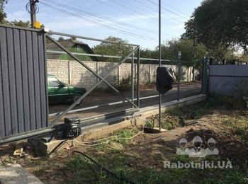 Мурування стовпців з цегли ручної формовки