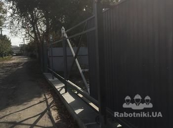 Мурування стовпців з цегли ручної формовки