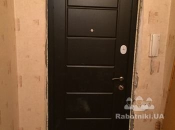 Обробка відкосів вхідних дверей після заміни