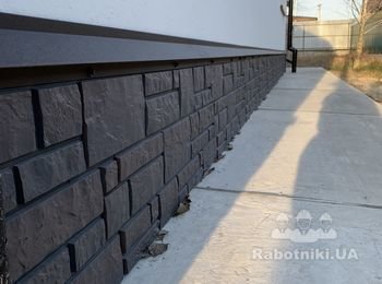 Укладка камня песчаника на бетонное основание. Залито ровно .