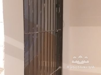 Нужно приварить замок на решетке