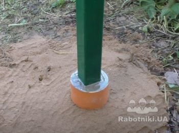 Установить 53 железных столба в почти готовые лунки.