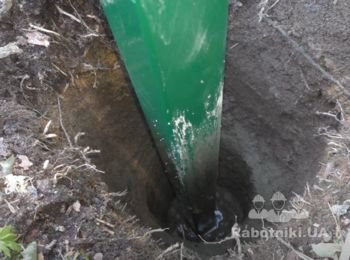Установить 53 железных столба в почти готовые лунки.