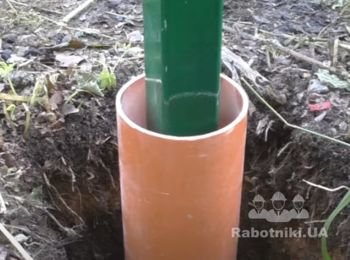 Установить 53 железных столба в почти готовые лунки.
