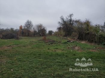 Установить 53 железных столба в почти готовые лунки.