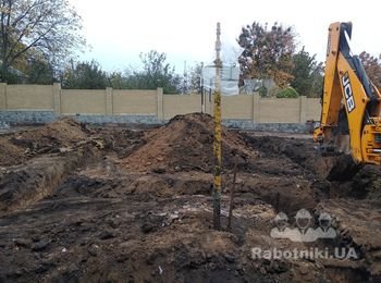 Установка колпаков на забор.