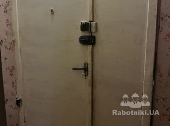Демонтировать старую дверь, установить новую полуторную входную дверь.