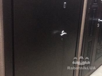 Демонтировать старую дверь, установить новую полуторную входную дверь.