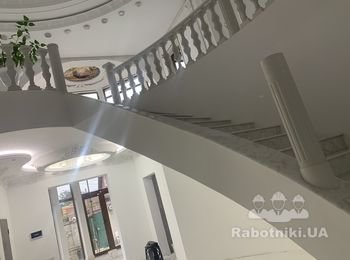 Монтаж балясин и перил на лестницу