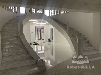 Монтаж балясин и перил на лестницу