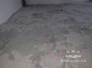 Выравнивание стяжки равнителем.