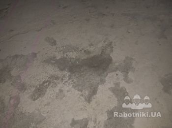 Выравнивание стяжки равнителем.