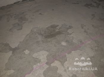 Выравнивание стяжки равнителем.