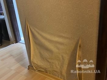 Поклейка обоев, приклеить две плитки,