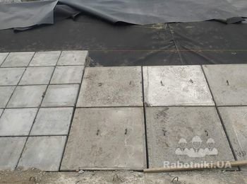 Укладка бетонных плит усиления примостового дорожного полотна.