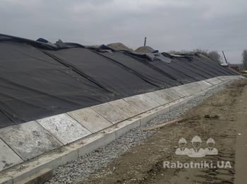 Укладка бетонных плит усиления примостового дорожного полотна.