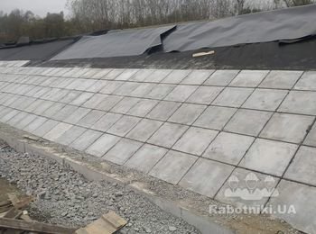 Укладка бетонных плит усиления примостового дорожного полотна.