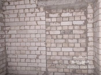 Укладка облицовочной плитки в заводском санузле,