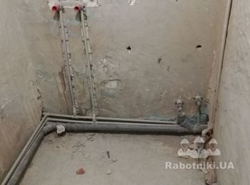 Сделать сантехнику , проштробить стены под трубы и спрятать их.