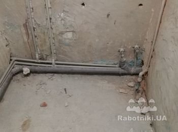 Сделать сантехнику , проштробить стены под трубы и спрятать их.