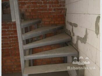 Обшивка металлической лестницы в квартире деревом