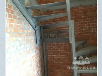 Обшивка металлической лестницы в квартире деревом