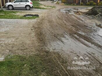 Поставити бордюр і покласти бруківку.