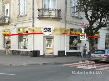 Монтаж гірлянд та проекторів на зовнішній рекламі маркетів Сім23.