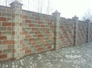 Построить забор с декоративного блока