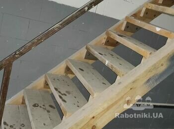 Покраска и шліфовка сходів