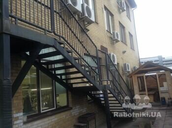 Сварить навес над лестницей длиной 7-8 метров.