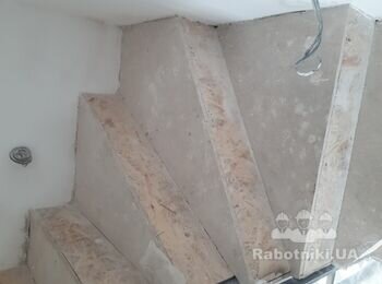 Облицовка ступеней и подступенков камнем (12 лестниц) внутри здания