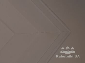 Заделать швы в потолочном багете