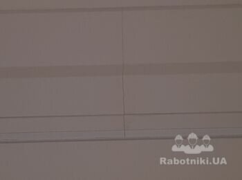 Заделать швы в потолочном багете