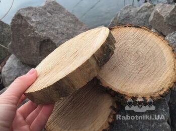 Стена из деревянных распилов