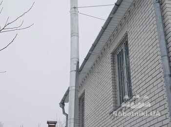 Высотные работы, надёжнее закрепить дымоход сандвич трубу