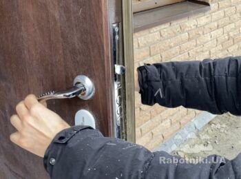 Ремонт двух ручек и замков в двух входных металлических дверях